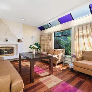  Homestay Stylish & Central Retreat - Steps From Local Attractions!